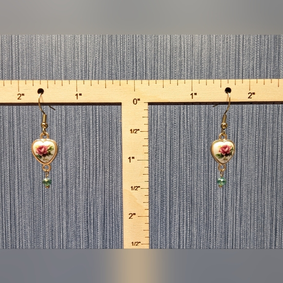 Gold and Green Vintage-Style Earrings with Floral Design - Picture 2 of 2